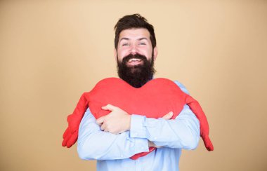 Sakallı ve bıyıklı adam romantik bir ruh hali içinde. Sevgiyi hissetmek. Çıkma ve ilişki kavramı. Aşkta mutlu. Ona her gün sevildiğini hissettir. Kalbi olan sakallı bir hippi. Sevgililer Günü 'nü kutlayalım.