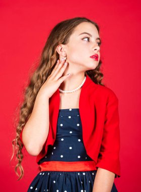 Kuaför salonu. Eski moda. Klasik modaya doğru hareket. Küçük kız makyajı, kıvırcık saç stili, klasik kıyafet. Hızlı moda esasen ürün üreten iş modeli şirketleri.