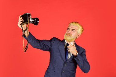 İkinci el eşya mağazası. Neşeli sakallı hippi fotoğrafçı. Kameralı eksantrik bir fotoğrafçı. Şık ve eski moda. Sakallı bir fotoğrafçı. Klasik tarz trend. İçerik oluşturucu