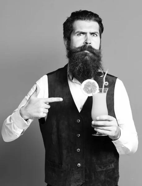 Schöner bärtiger Mann mit langem Bart überrascht — Stockfoto