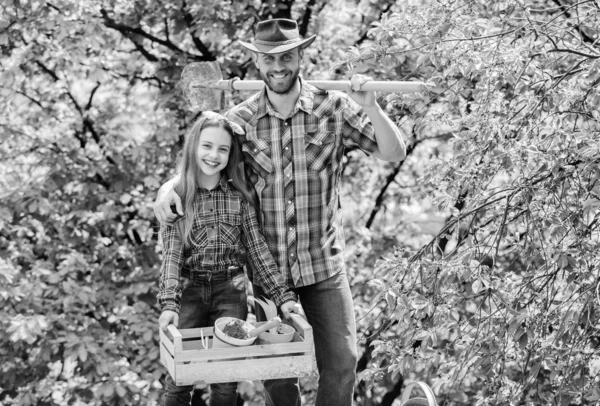 Selbstbewusster Gärtner. Vater und Tochter auf der Ranch. Frühlingsdorf. Ökologie Umwelt. Böden und Dünger. kleines Mädchen und glücklicher Mann Papa. Tag der Erde. Neues Leben. Familienbetrieb. Landwirtschaft — Stockfoto