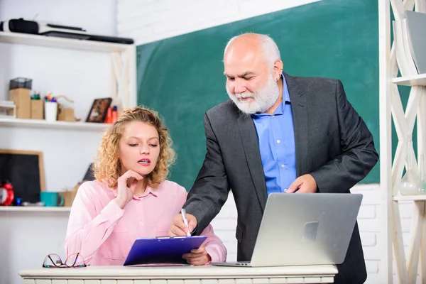 Afgestudeerd. Man volwassen schooljuf en meisje met laptop. Laatste test en afstuderen. Moeilijke taken. Kennistest. Universiteit van de middelbare school. Docent opvoeder helpen student met test — Stockfoto