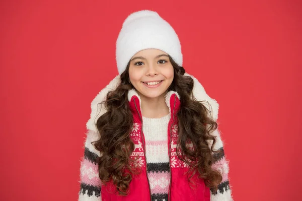 Діти, як правило, відчувають холод більше, ніж дорослі. Відмінні риси та дизайн. Зимова мода. Маленька дівчинка довге кучеряве волосся. Зимові канікули ідеї. Зимова активність для дітей. Щасливе дитинство. Дитина в трикотажному капелюсі — стокове фото