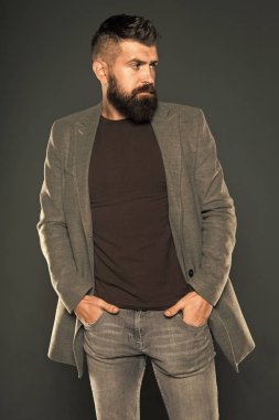 Sıcak ceket. Sonbahar modası. Erkeksi bir görünüm. Acımasız hipster adam. Hipster sıradan kıyafetler giyiyor. Sakal saç ve şık saç kesimi ile Hipster. Sakallı adam moda hipster tarzı. Günlük kıyafet