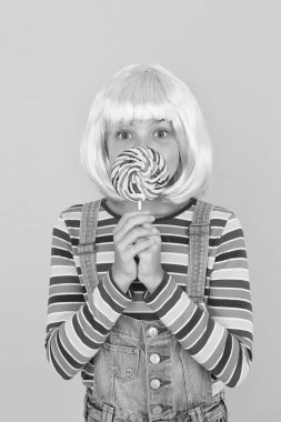 Anime kongresi. Tatlı bir hayat. Anime cosplay parti konsepti. Mutlu küçük kız. Anime hayranıyım. Canlı karakter fantastik temalar. Modern çocukluk. Lolipop yiyen yapay saç modeli ile Çocuk