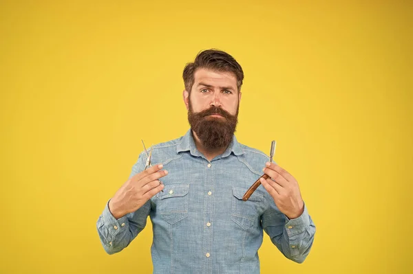 Ontwerpen kapsel. Nieuw kapsel. Barbershop concept. Kapsalon. Persoonlijke styliste kapper. Een man met baard houdt scheermes en schaar vast. Stijlvol en geweldig. Retro kapperszaak. Hipster met gereedschap — Stockfoto