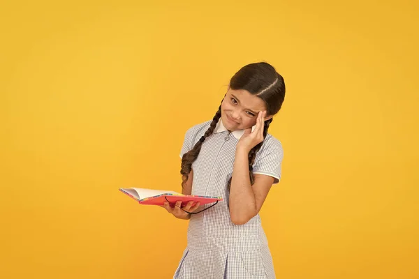 Migraine hoofdpijn. Schattige kleine kind lezen boek op gele achtergrond. Schattig klein meisje leren leesruimte kopiëren. Thuis lezen en schooling. Studeren hard. Examen komt. Eindtest. Moeilijk onderwerp — Stockfoto