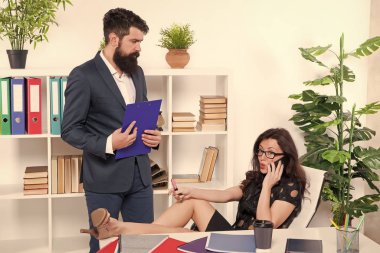 Hukuk bürosunda. Avukat sekreter masasında duruyor. Birkaç ofis çalışanı. Şirket sahibi ve ofis yöneticisi. Seksi kadın ve sakallı adam ofiste çalışıyor.