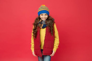 Neşeli, güler yüzlü hippi çocuk. Uzun saçlı, şık elbiseli. Güzel çocuk. Eğlence için kış fikirleri. Moda dükkanı. Çocuklar için kış modası. Kış tatilin kutlu olsun. Sıcak ve mutlu hissediyorum.