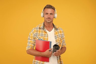 Çalışmak için asla geç değildir. Eğitim teknolojisi. Tekrar çalış. Sesli kitap konsepti. Dünya çapında bilgi erişimi. Ses kütüphanesi. Başka bir çalışma şekli. Adam yakışıklı üniversite öğrencisi kulaklık kitapları