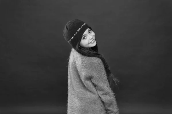 Cambia il tuo look quest'inverno. Bambino felice con bellezza sguardo sfondo rosso. Vogue sguardo di piccolo modello di moda. Bambina indossare cappello caldo con look invernale. Moda e bellezza — Foto Stock