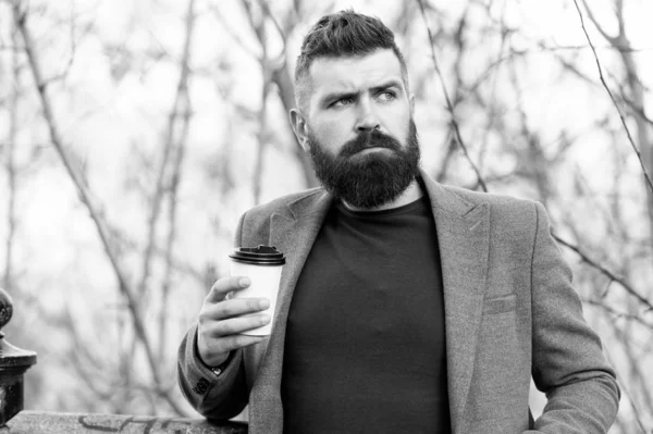 Sonbahar günü açık havada sıcak bir içki. Sabah ilham geldi. Düşünceli adam kahveyi alır götürür. Kahve estetiği. Sakallı, kahve fincanı olan olgun bir hippi. Enerji yüklenmesi. Herifin her yudum