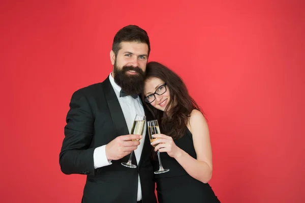 結婚記念日おめでとう。愛の概念。彼らの愛を祝う。お祝いの機会だ。愛のカップルスパークリングワインを飲む。グラスを持って。家族はバレンタインデーを祝います。ロマンチックな関係 — ストック写真
