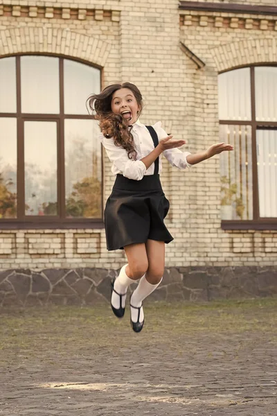 Me siento cómodo. Las chicas usan ropa de moda. Camisa blanca y vestido negro. Ropa formal para visitar la escuela. Traje diario. Adorable colegiala. Ropa a juego perfecta. Ropa de niños. Escuela de moda —  Fotos de Stock