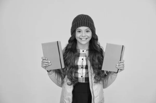 Écolière avec des manuels scolaires. Une petite fille souriante tient des livres. Futurs manuels scolaires éducation moderne. Manuel utile dans l'environnement d'apprentissage. École créant la génération de manuels scolaires. Rôle actif dans le curriculum — Photo