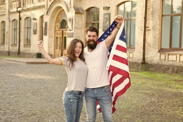 Práva a svobody jsou jádrem našeho občanství. Šťastný pár získává občanství. Američtí občané držící americkou vlajku 4. července. Žádám o občanství. Občanství je právním postavením osob — Stock fotografie