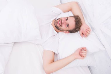 Uyku ortamını rahat ettir. Kaygısız bekar erkek baştan çıkarıcı tavrı. Yatakta seksi bir adam. Sabah erken kalktım. Tembel pazar sabahı seksi. Beyaz yatak odasında yatan bir adam. Dinlenme zamanı.