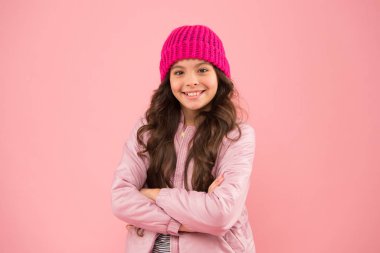 Mutlu bir çocukluk. Moda bir aksesuar. Yumuşak bir stil. Kışın kalın giyin. Soğuk kışa hazırım. Aksesuar dükkanı. Kaygısız ve mutlu. Küçük çocuk kabarık ceket ve örgü şapka giyiyor. Kış alışverişi