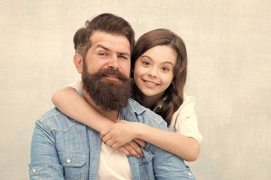 Aile kucaklaşması. Baba kız ilişkilerini güçlendirmek. Çocuk ve baba en iyi arkadaşlar. Dostane ilişkiler. Babalar günü konsepti. Sevimli baba ve sevimli çocuk. Baba ve kızı sarılmak ışık arka plan