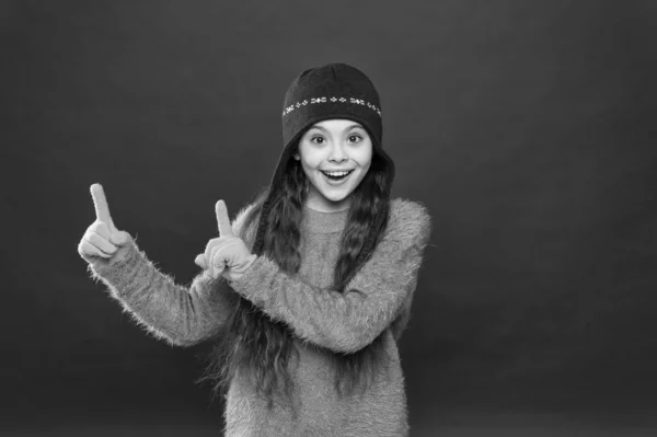 Lots of great deals. Happy child in warm hat pointing fingers at something. Clearance sale on kids fashion. Seasonal sale. Winter sale and discount. Find reduction and sale. Shop and save, copy space — Stock Photo, Image