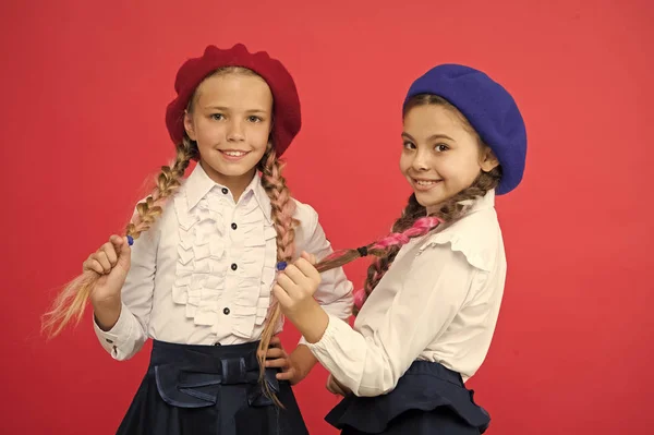 Vänskap och systerskap. Bästa vänner. International Exchange School-programmet. skolkamrater. små flickor i franska Beret. lyckliga barn i uniform. Utbildning utomlands. Kid mode. Du är så smart — Stockfoto