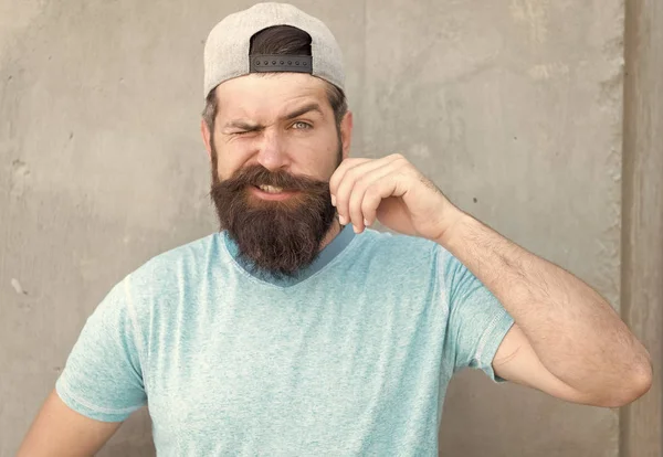 Odla mustasch. Cool hipster med skäggig mössa. Frisörsalong och ansiktshårvård. Hipster livsstil. Brutal stilig mogen hipsterman. Skäggig man trendig stil. Skägg och mustasch grooming — Stockfoto