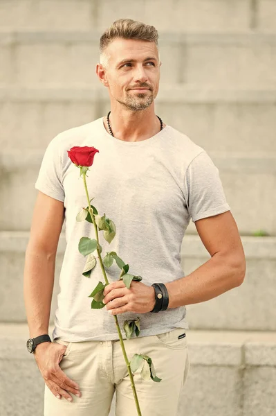 Στην πραγματικότητα βγαίνει ραντεβού. Ωραίος άντρας που βγαίνει. Λευκός που κρατά το κόκκινο τριαντάφυλλο για την επέτειο των γνωριμιών. Ραντεβού ή συνάντηση για πιθανούς εραστές — Φωτογραφία Αρχείου