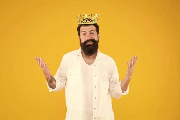 Rey corona. Hombre egoísta egoísta. Hombre barbudo con ropa blanca. Complejo de superioridad. Una persona narcisista. Ama tú mismo. Sentido de auto importancia. Ser rey de la responsabilidad. Guapo barbudo chico rey —  Fotos de Stock