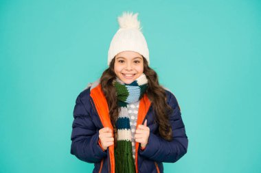 Moda tarzına hazır ol. Kış kıyafetleri içinde mutlu bir kız gülümsemesi. Moda çocukları giyer. Şık ve modaya uygun. Kış için moda trendleri. Moda ve büyüleyici görünüş için kıyafetler.