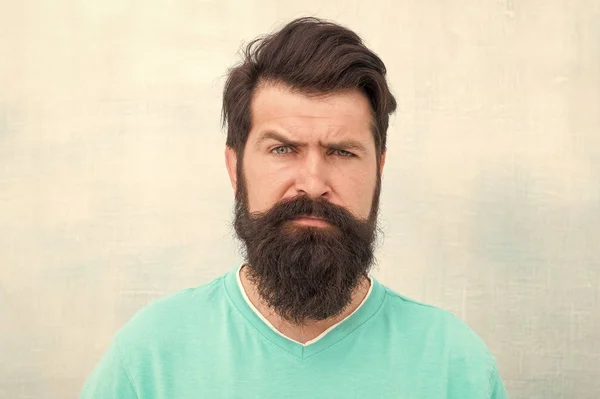 Crème naar stijl gewenste look. Hipster kapper. Kapper concept. Mannelijkheid en wreedheid. Kapper en kapper. Baard man met een stijlvolle snor. Gezichtshaar heeft ook conditionering nodig — Stockfoto