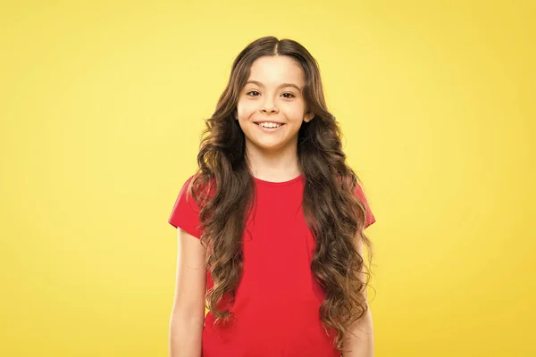 La niña crece el pelo largo. Modelo de moda adolescente. Cabello rizado. Un cambio que puedes ver. Consejo de peluquero. Niña larga y saludable pelo brillante. Rizos perfectos. Cara linda de niño con adorable peinado rizado —  Fotos de Stock