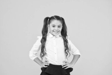 Başarılı bir mezuniyet. Mutlu çocuklar günü. Pozitif titreşimler. Okul hayatı kavramı. Bilgi gününü kutla. Öğrenci küçük çocuk. Sarı arka planda kız öğrenci. Okula geri dön. Duygusal okul kız