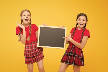 Şuna bak. duyuru yeri. bilgi ofisi. okul proje sunumu. kopya alanı. ilan panosu sunan çocuklar. büyük satış. tahta ile mutlu küçük kızlar