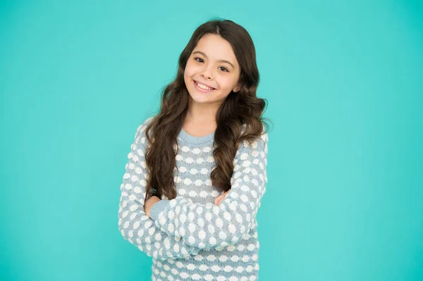 Cuidado de niños. Feliz infancia. Hermosa niña. Una chica emocional. Niña de fondo azul. Niña sonriente con el pelo largo. Belleza y salud. Infancia y niñez. Día internacional de los niños — Foto de Stock