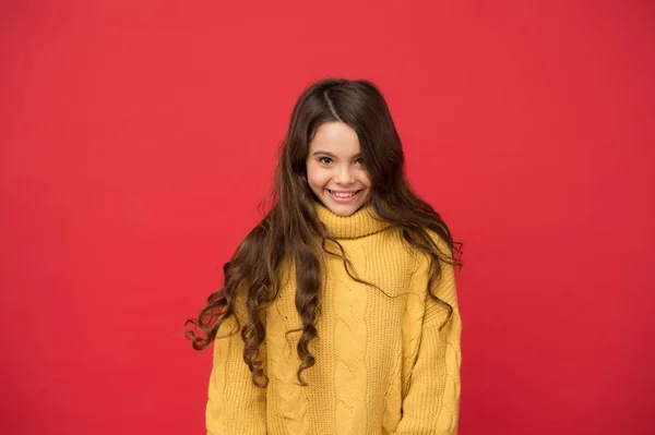 Coiffure bouclée. Pointe de coiffeur. Fille enfant longs cheveux brillants sains. Boucles naturelles. Effet durable. Enfant mignon visage adorable coiffure bouclée. La petite fille pousse les cheveux longs. Modèle de mode adolescent — Photo