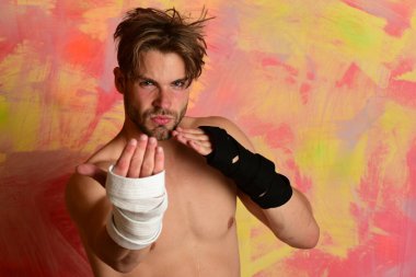 Yüzü yoğunlaşmış ve arkası renkli çıplak bir adam.