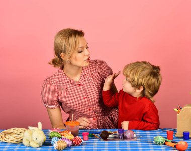 Paskalya kutlaması ve ebeveynlik kavramı. Kadın ve çocuk