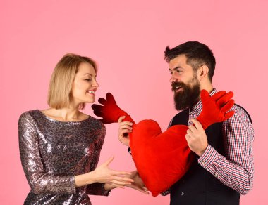 Mutlu yüzlü kız ve erkek yumuşak kalple oynar.