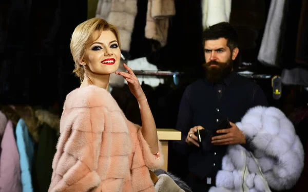 Cliente con barba y mujer comprar abrigo peludo — Foto de Stock