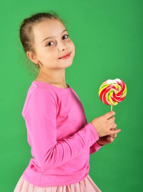 Kadın yuvarlak şekilli lolipop tutuyor. Mutlu yüzlü çocuk.