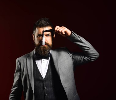 Resmi takım elbiseli maço sakal tıraşı olur. İş ve berber servisi