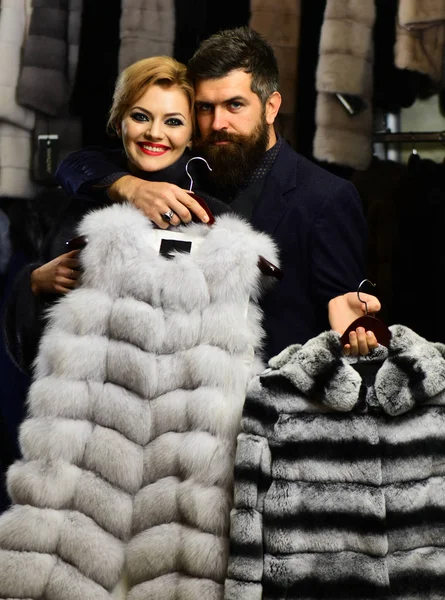 Sakallı adam ve kadın kürklü palto alır.. — Stok fotoğraf
