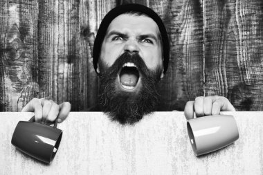 Kâğıt çarşaf ve fincanlarla vahşi beyaz hippi sakallı.