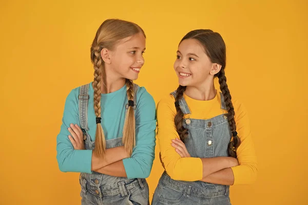 Educazione patriottica. Giorno dell'indipendenza. Siamo ucraini. Bambini ucraini. Bambini ucraino giovane generazione. Festeggia la festa nazionale. Il concetto di patriottismo. Ragazze con vestiti blu e gialli — Foto Stock