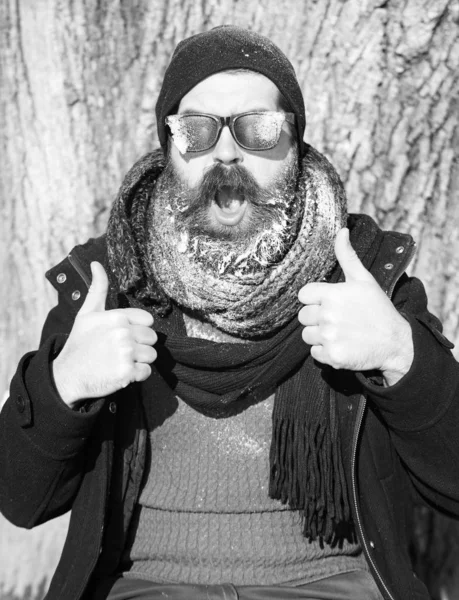 Heyecanlı adam, kış günü dışarıda, doğal arka planda baş parmağını kaldırır. — Stok fotoğraf
