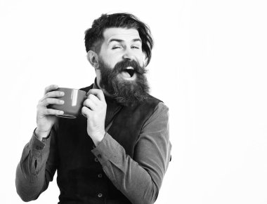 Sakallı adam elinde fincanla kahve, mutlu yüzlü çay