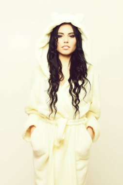 Bej kadife bornozla poz veren seksi kız