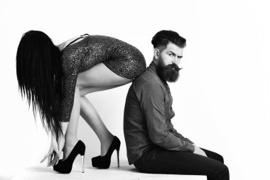 Seksi kadın bacaklı sakallı adam ciddi bir yüze sahip.