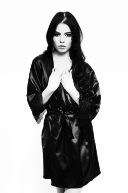 Siyah ipek bornozla poz veren seksi kız, beyaz tenli.