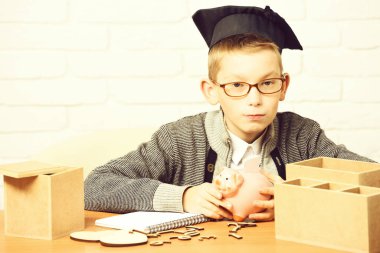 Beyaz tuğlalı duvar arkasında küçük tatlı bir öğrenci.